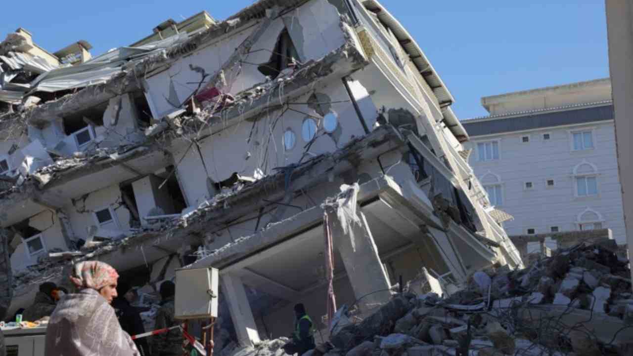 Terremoto in Turchia, crollo di un edificio
