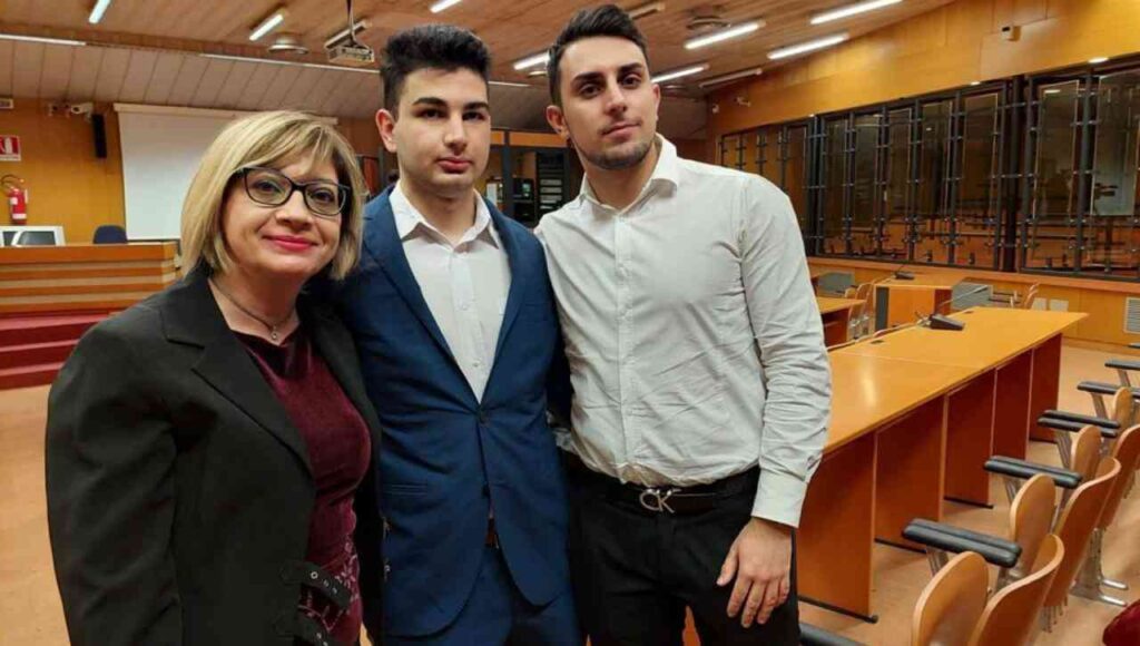 Alex Pompa con la mamma e il fratello dopo il primo appello del processo