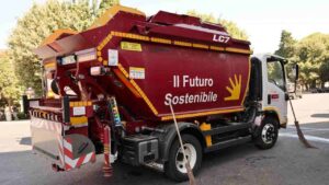 Camion dei rifiuti Ama a vasca ribaltabile