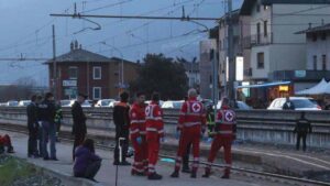 San Pietro Berbenno, ragazzini uccisi dal treno, sanitari sulla banchina