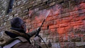 Ambientalisti puliscono la facciata di Palazzo Vecchio a Firenze dopo imbrattamento rivendicato da "Ultima Generazione"