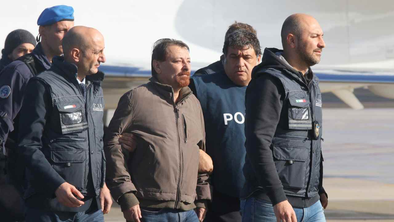 Cesare Battisti scortato nel giorno dell'arresto