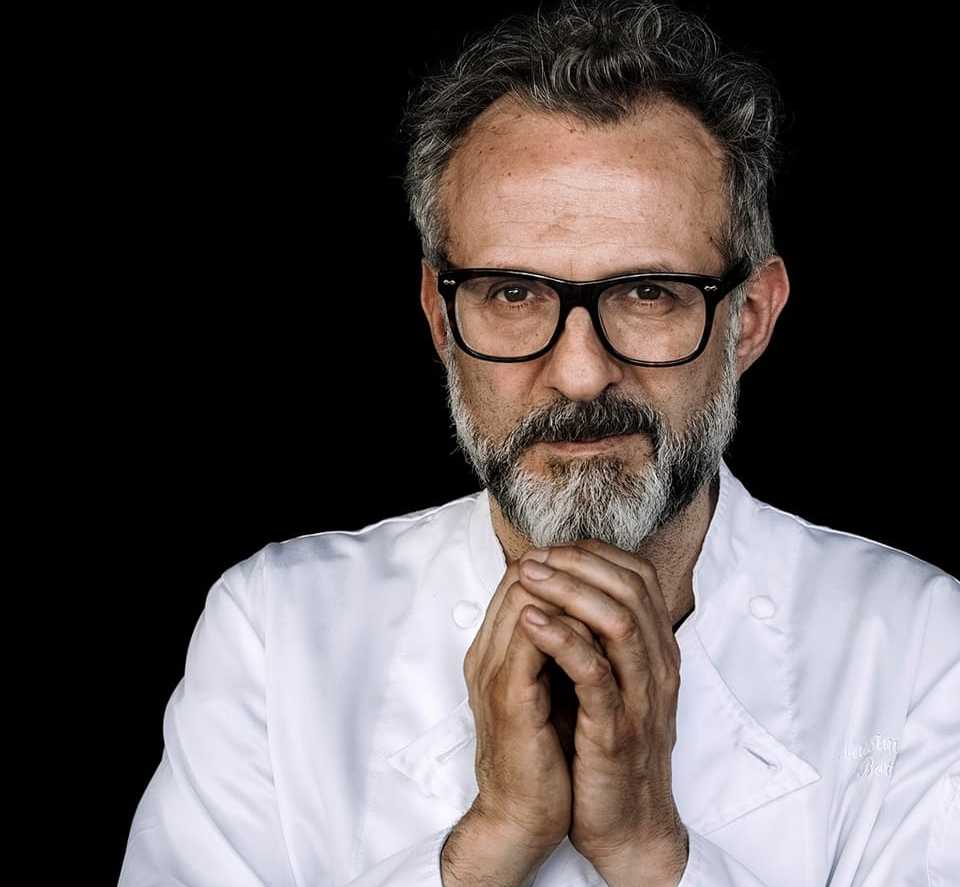 Chef Massimo Bottura in posa durante un servizio fotografico