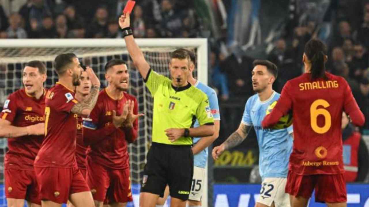 L'espulsione Ibanez nel derby di Roma