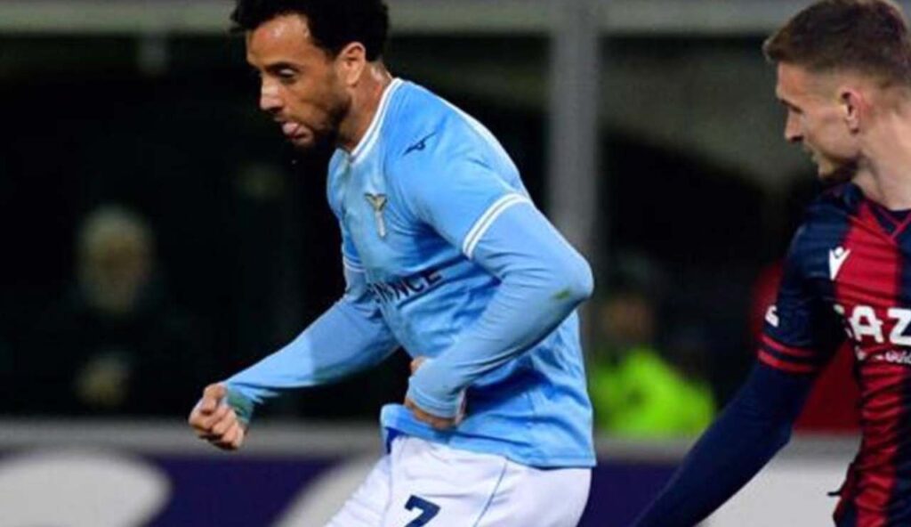 Felipe Anderson tenta il tiro in porta durante la partita di calcio di Serie A Bologna-Lazio