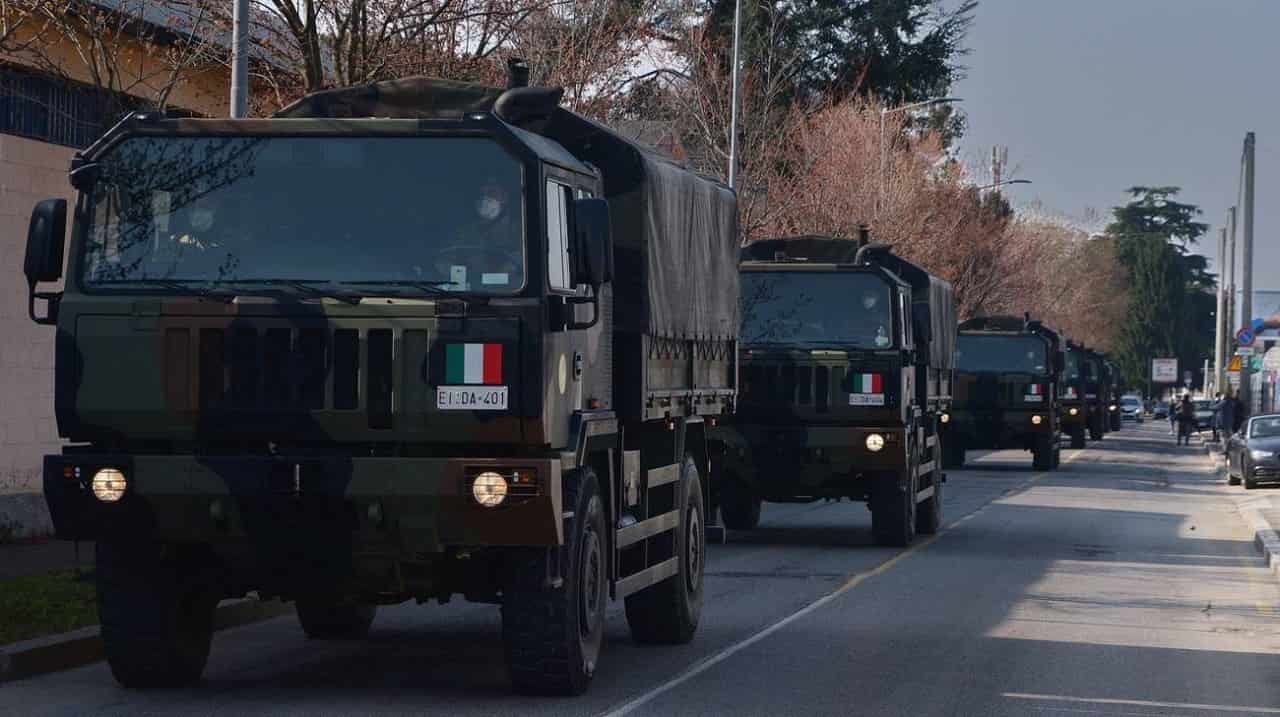 I camion dell'esercito usati per portare le bare dei morti di Covid al cimitero di Bergamo nel marzo 2020