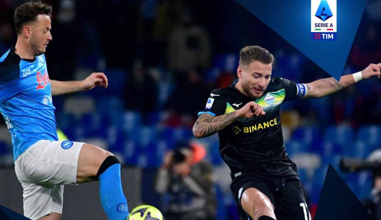 Immobile della Lazio contende il pallone a Rahmani del Napoli nella partita di calcio di Serie A
