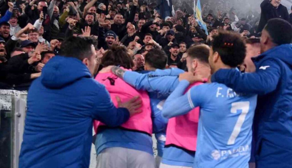 La Lazio festeggia la vittoria nella partita di calcio di Serie A del derby contro la Roma