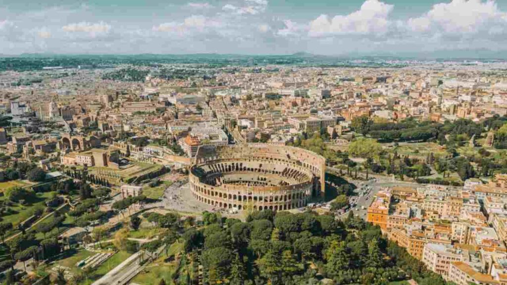 Vista panoramica del Colosseo e del centro di Roma