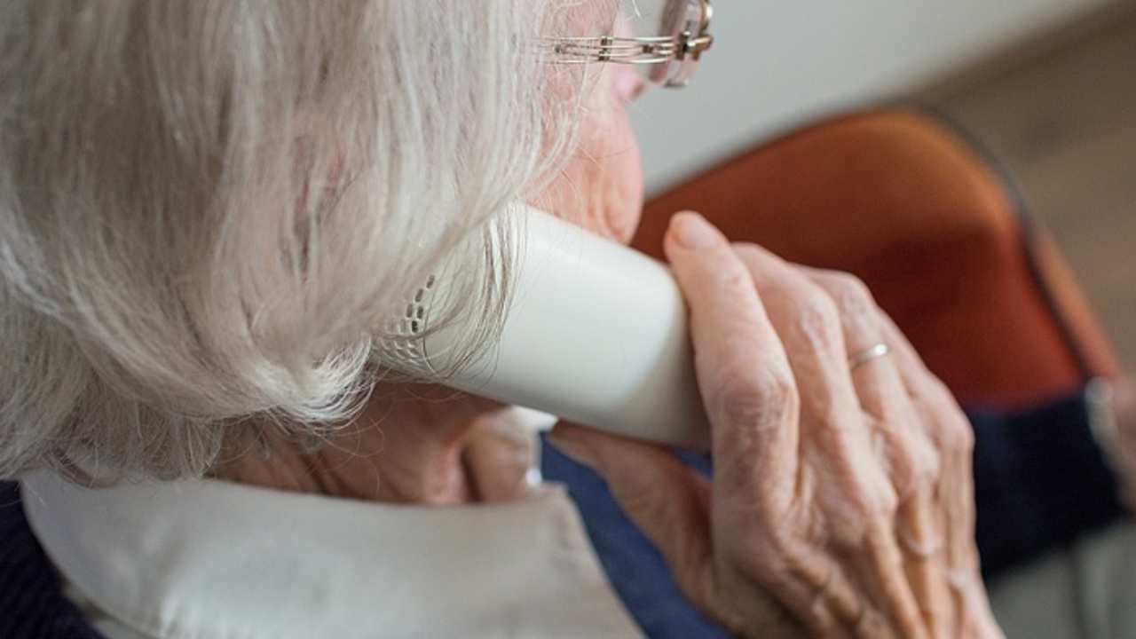 Un'anziana al telefono