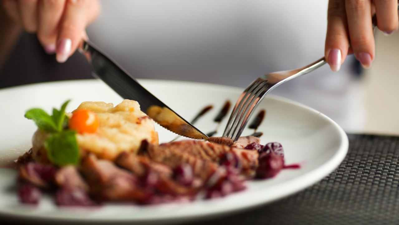Taglio della carne nel piatto