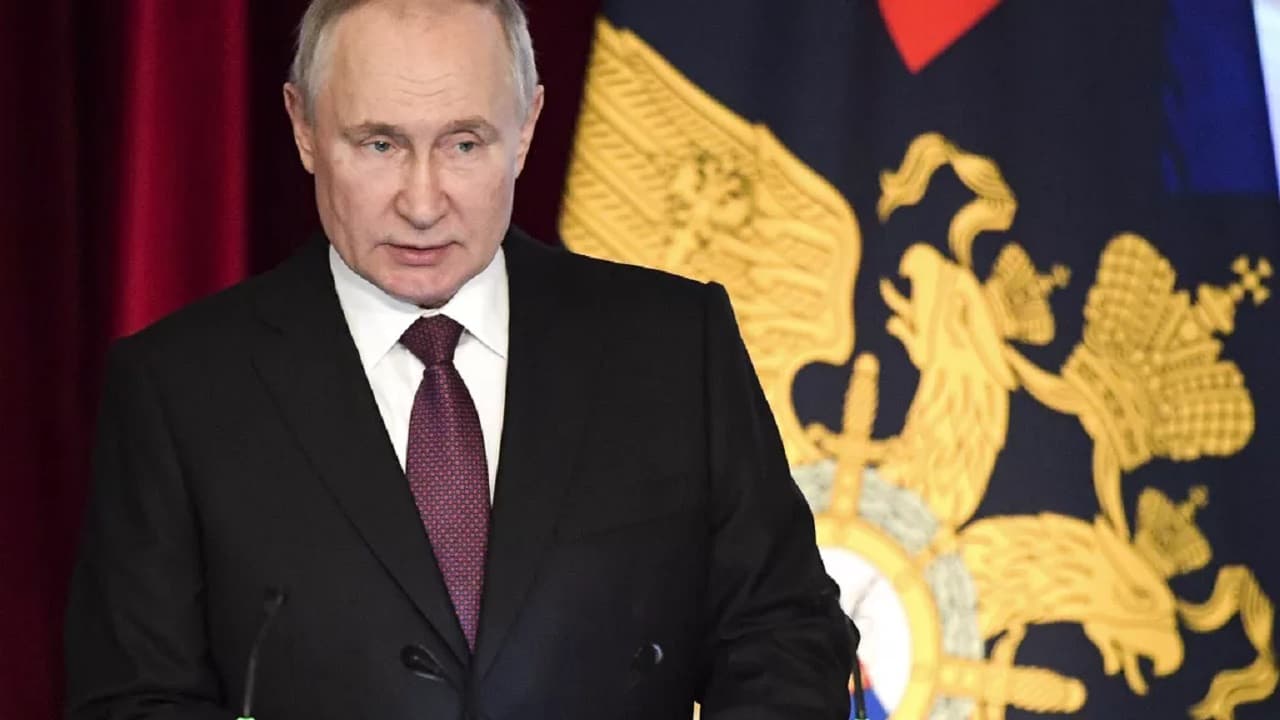 Vladimir Putin parla durante la conferenza Russia-Africa nel Mondo Multipolare