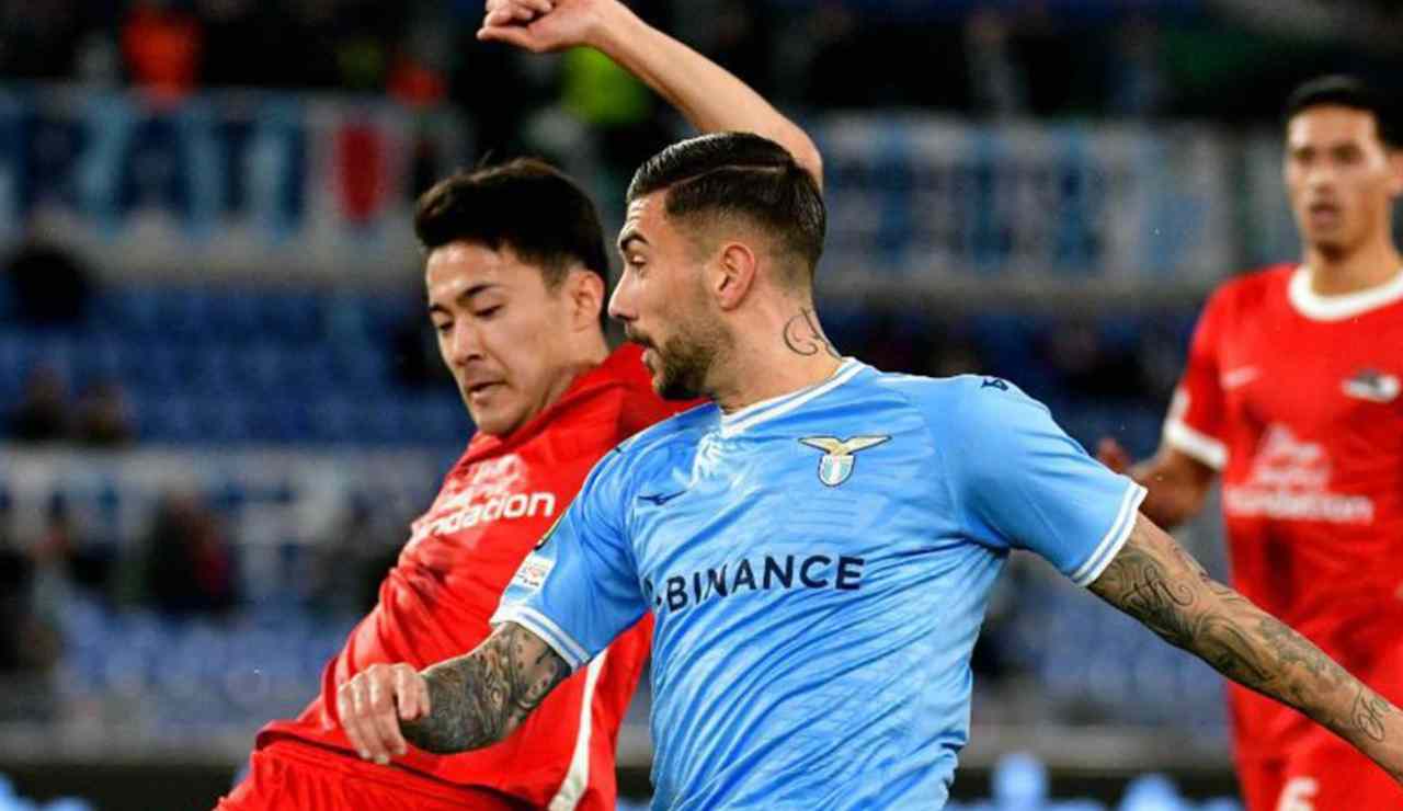 Zaccagni della Lazio fornisce l'assist a Pedro per il gol del vantaggio sull'Az Almaar nella partita di calcio di Conference League