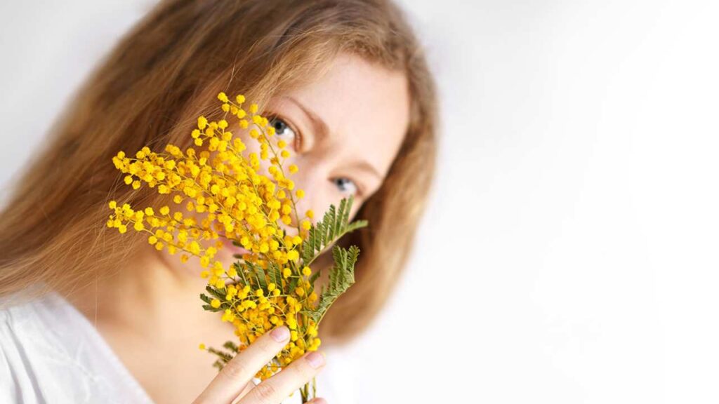 Una donna con mimosa per la festa della donna