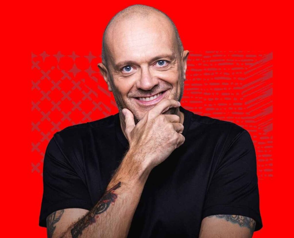 Il cantante Max Pezzali sorridente