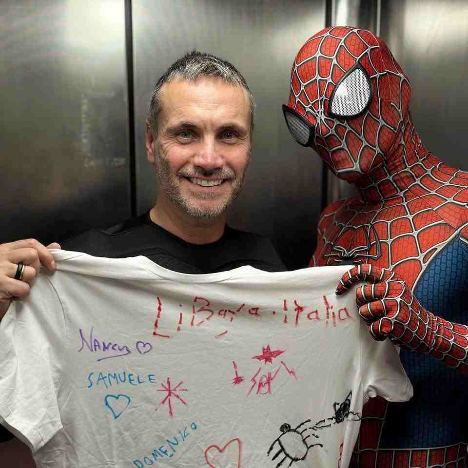 Nek con un artista di strada che interpreta Spiderman