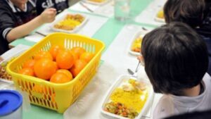 Scuola, bambini intenti a consumare un pranzo