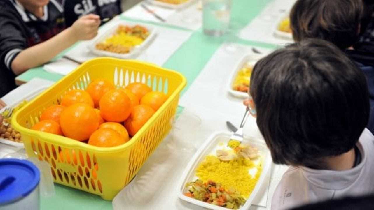 Scuola, bambini intenti a consumare un pranzo