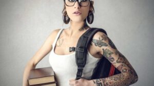 Studentessa con piercing e tatuaggi