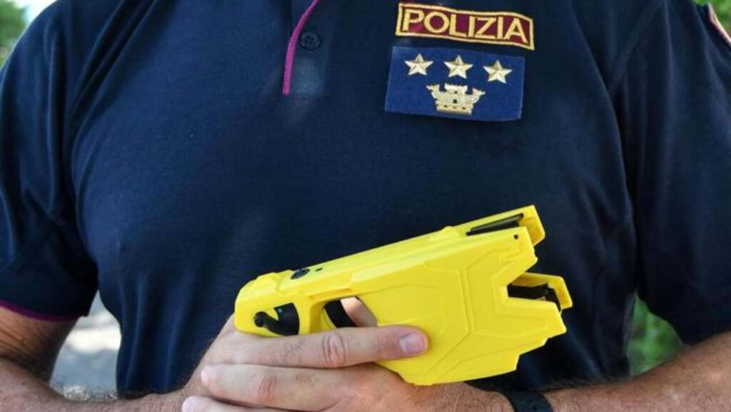 Taser in mano a un poliziotto