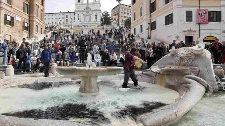 Ambientalismo, Ambientalisti imbrattano la fontana della Barcaccia a Roma