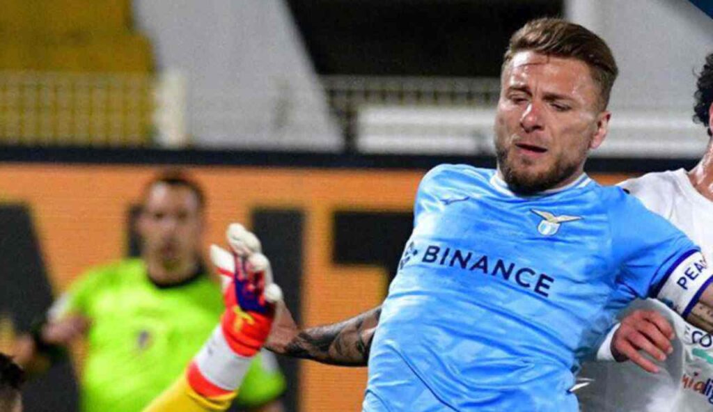 Ciro Immobile viene fermato sul più bello a pochi passi dal gol contro lo Spezia nella partita di calcio di Serie A