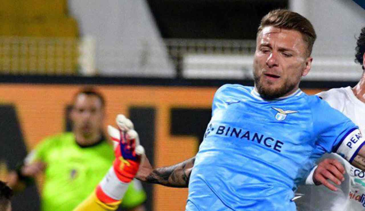 Ciro Immobile viene fermato sul più bello a pochi passi dal gol contro lo Spezia nella partita di calcio di Serie A