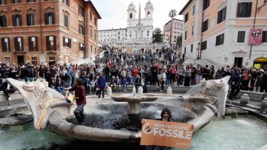 Ecoattivisti imbrattano di vernice la fontana Barcaccia di Roma