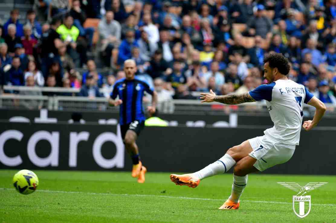 Felipe Anderson calcia il pallone che si infila alle spalle di Onana per lo 0 a 1 della Lazio nella partita di calcio di serie A contro l'Inter a Milano