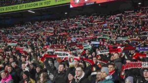 Tifosi della squadra di calcio Feyenoord allo stadio