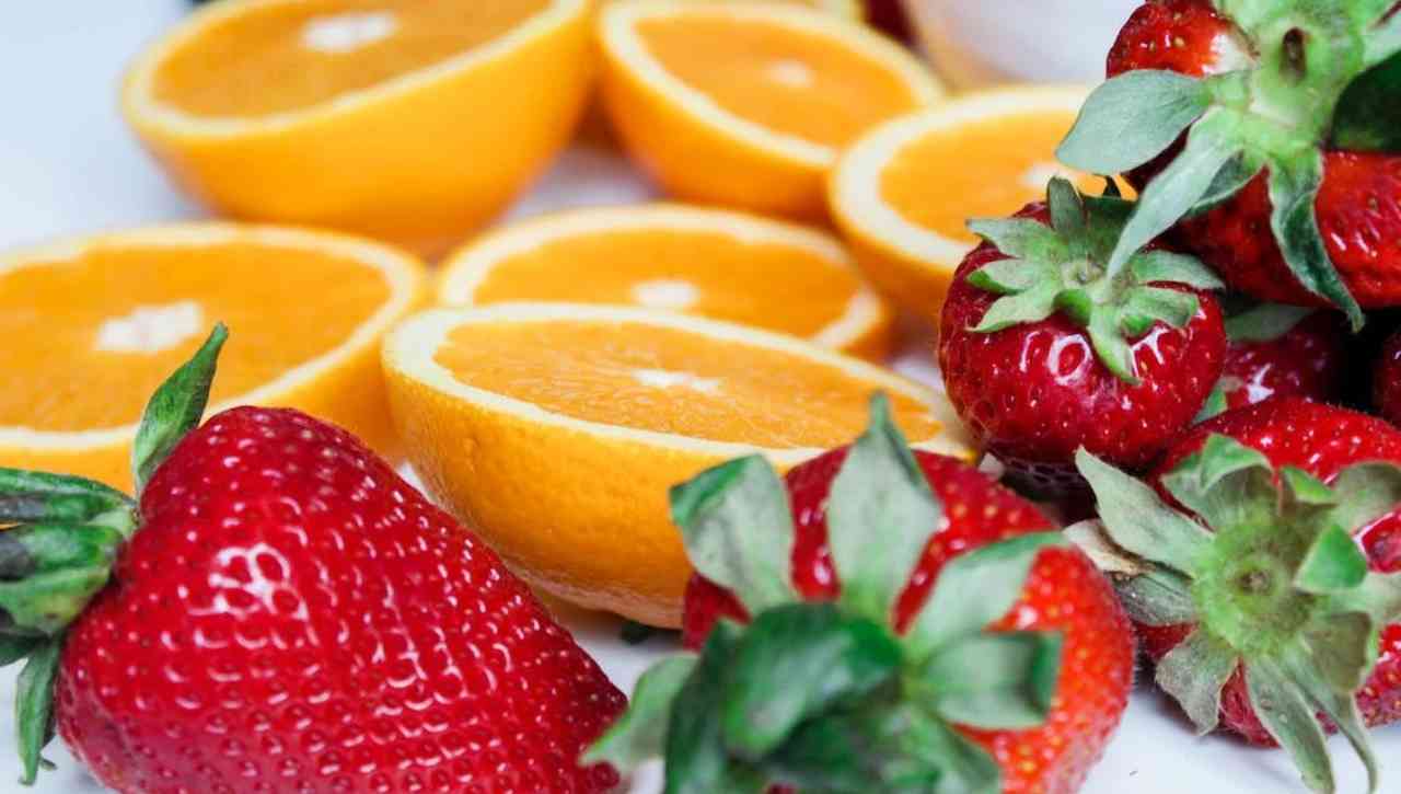 Frutta, fragole e arance