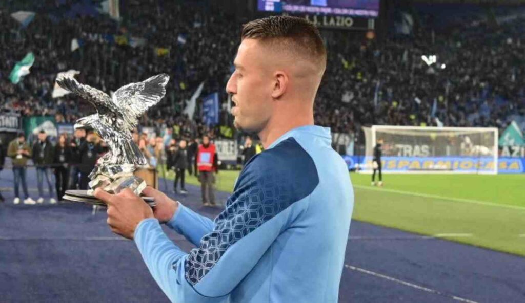 Milinkovic Savic riceve il premio come miglior marcatore straniero alo stadio Olimpico di Roma