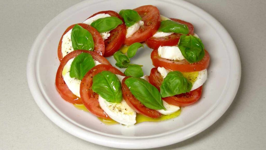 Pomodori e fior di latte, Caprese