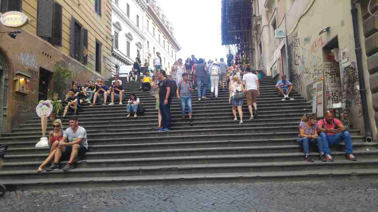 Scalinata a Roma centro con turisti seduti