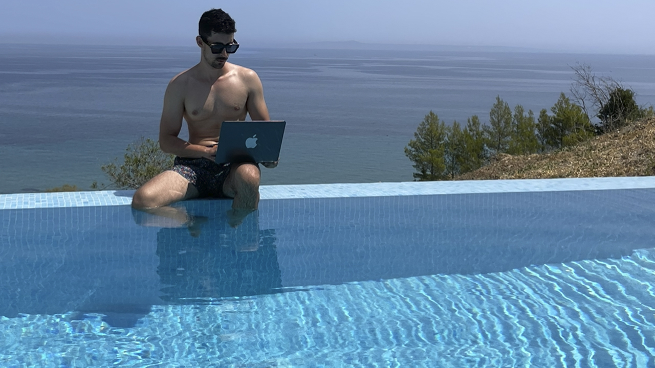 Antony Rossi fa trading online in piscina panoramica