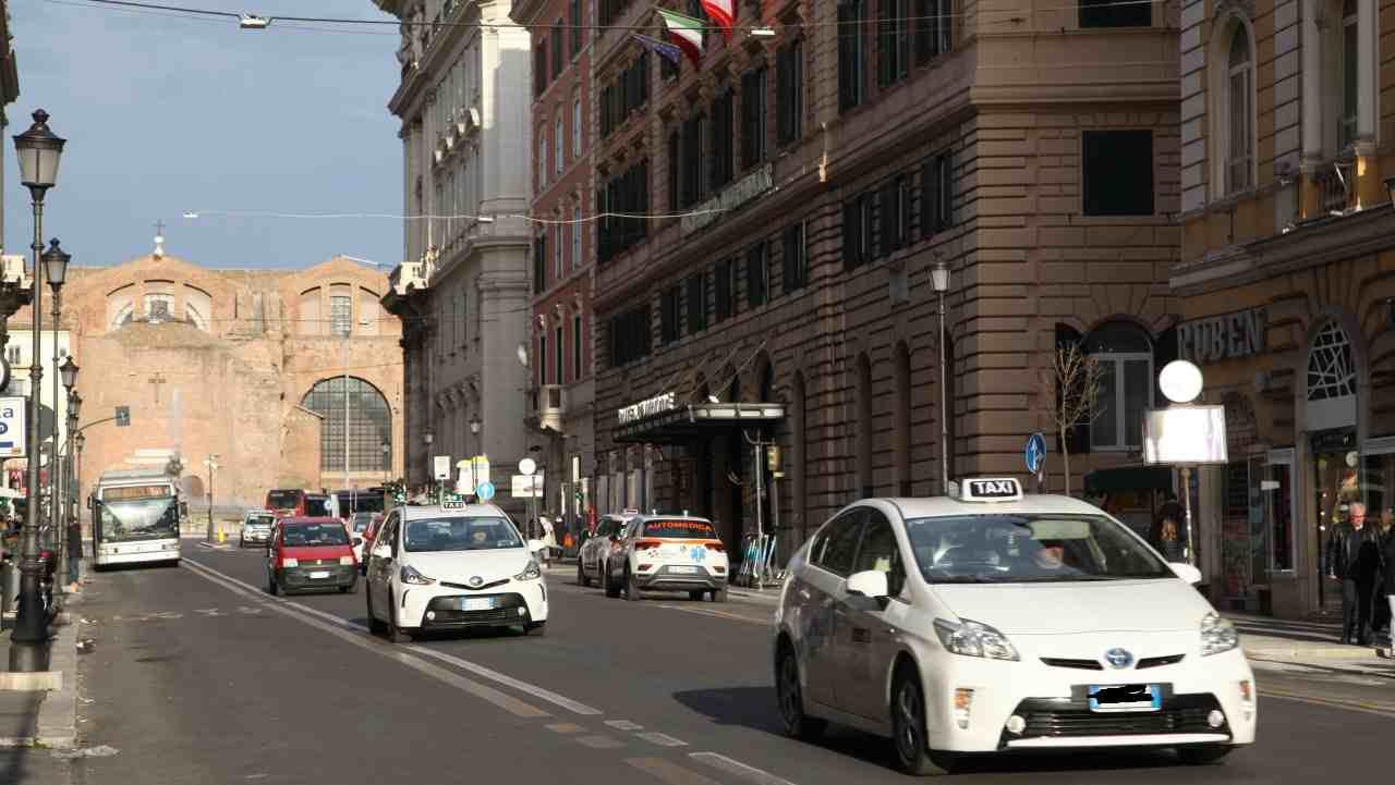 Traffico a Roma in via Nazionale