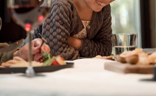 Una bambina al ristorante