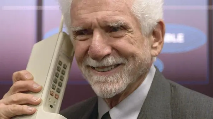 Martin Cooper con il primo cellulare della storia