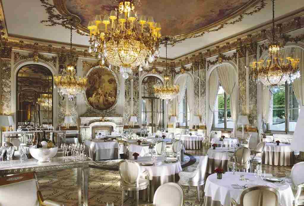 Uno scorcio dell'interno del ristorante Le Meurice Alain Ducasse, a Parigi