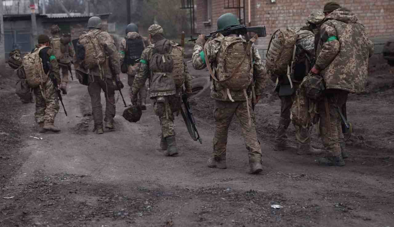 Militari ucraini in marcia