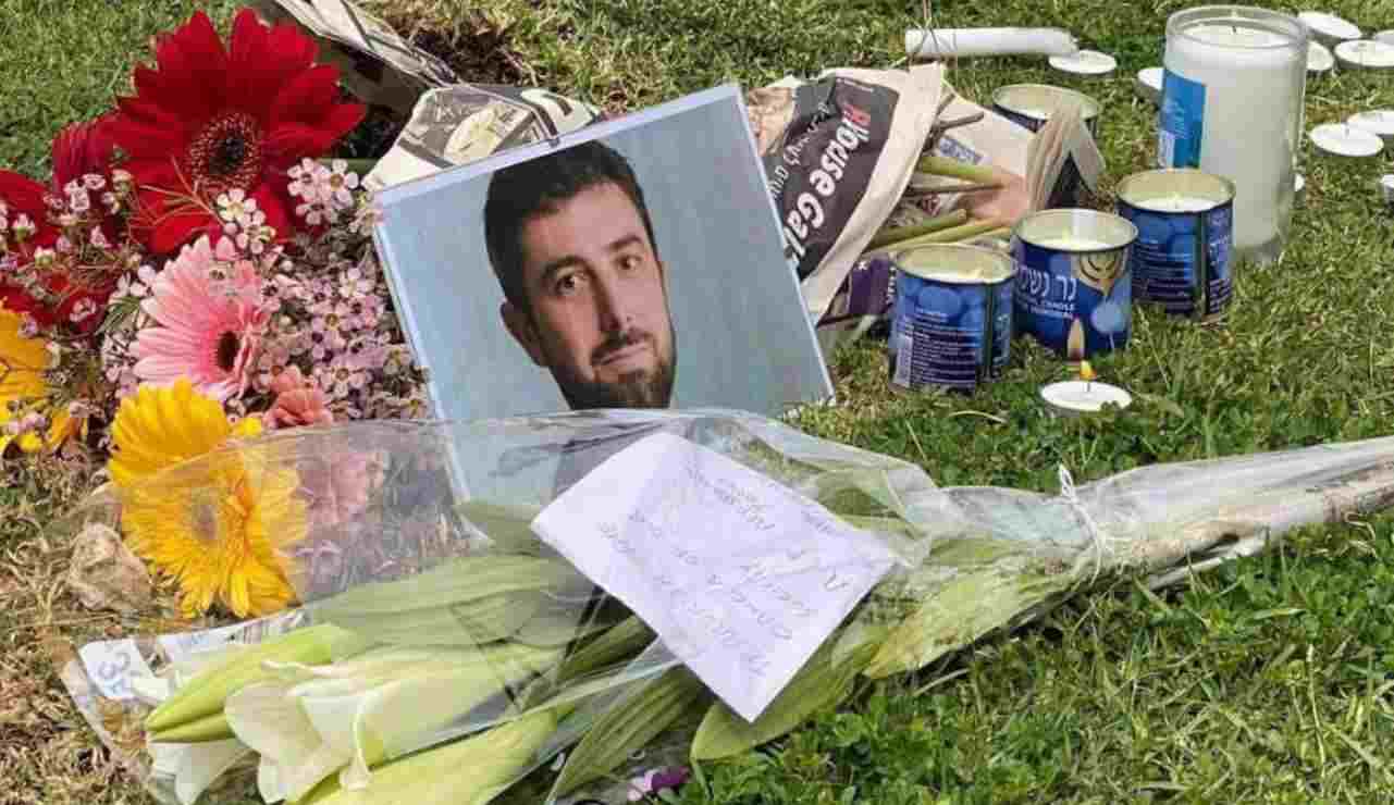 Fiori in omaggio ad Alessandro Parini, giovane avvocato romano morto nell'attentato a Tel Aviv