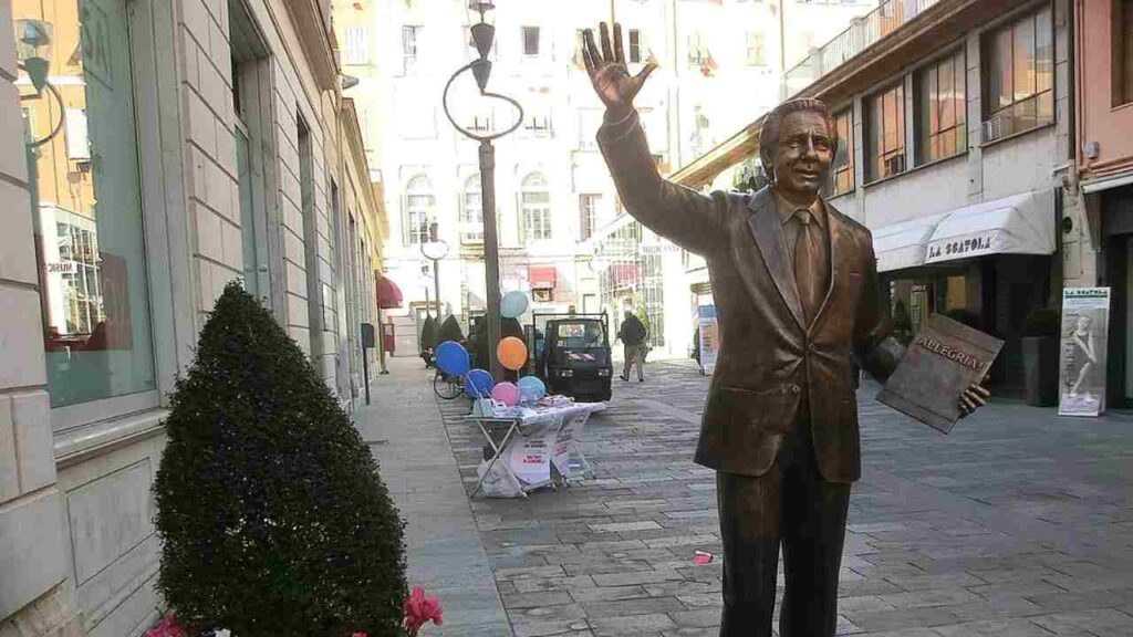 La statua in onore di Mike Bongiorno, a Sanremo