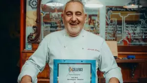 Arcangelo Dandini sorridente con un premio