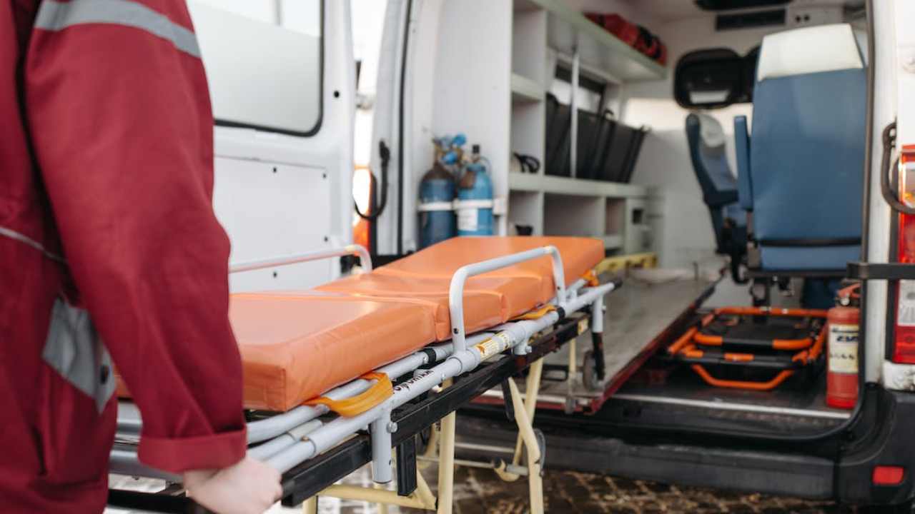 L'interno di un'ambulanza con una barella