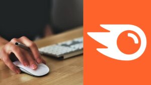 Una ragazza al pc e il logo di Semrush, la piattaforma di ottimizzazione