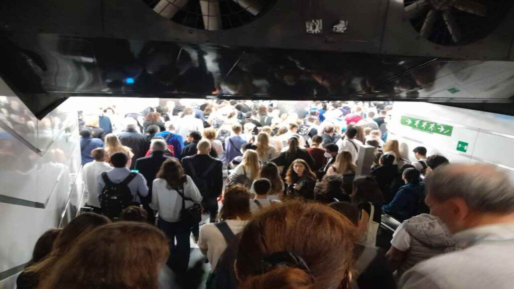 Caos nel punto di passaggio della metro linea A e B alla Stazione Termini di Roma