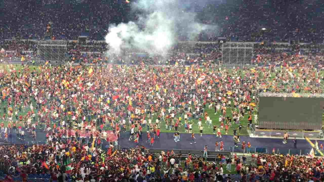 L'invasione dei tifosi dell'As Roma sul prato dell'Olimpico dopo la vittoria della Conference League