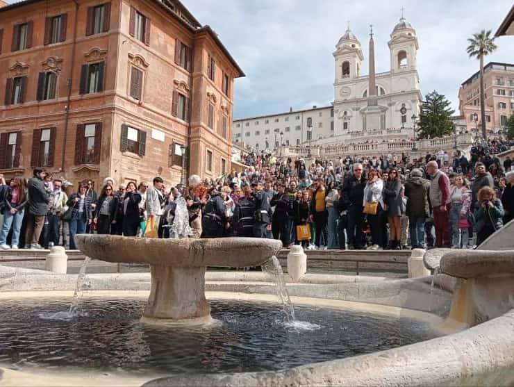 Attivisti di “Ultima Generazione” imbrattano la fontana della Barcaccia a Roma