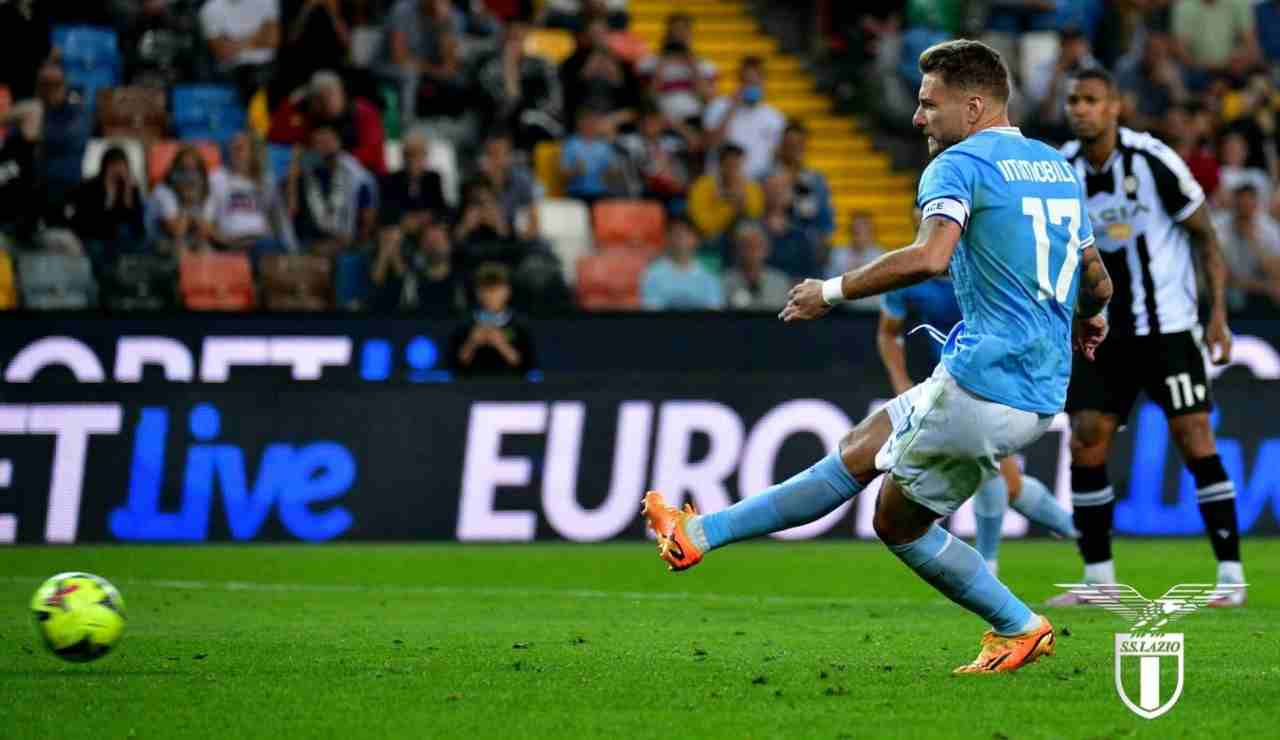 Ciro Immobile realizza il gol del vantaggio biancoceleste trasformando il rigore nella partita di calcio di serie A contro l'Udinese
