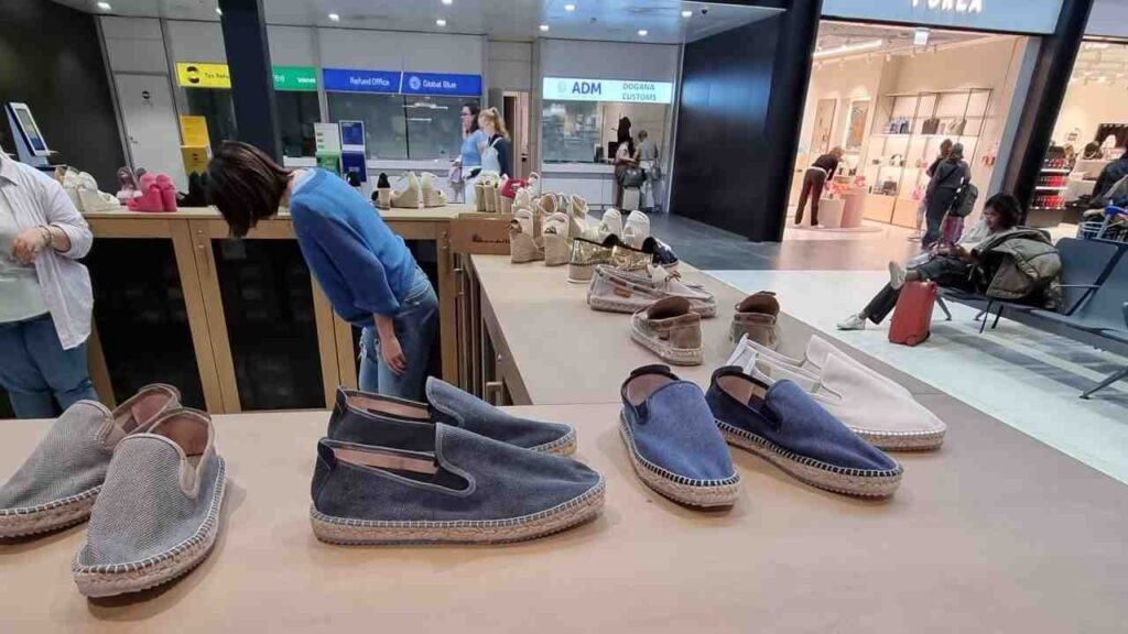 Scarpe estive Espadrilles su un bancone